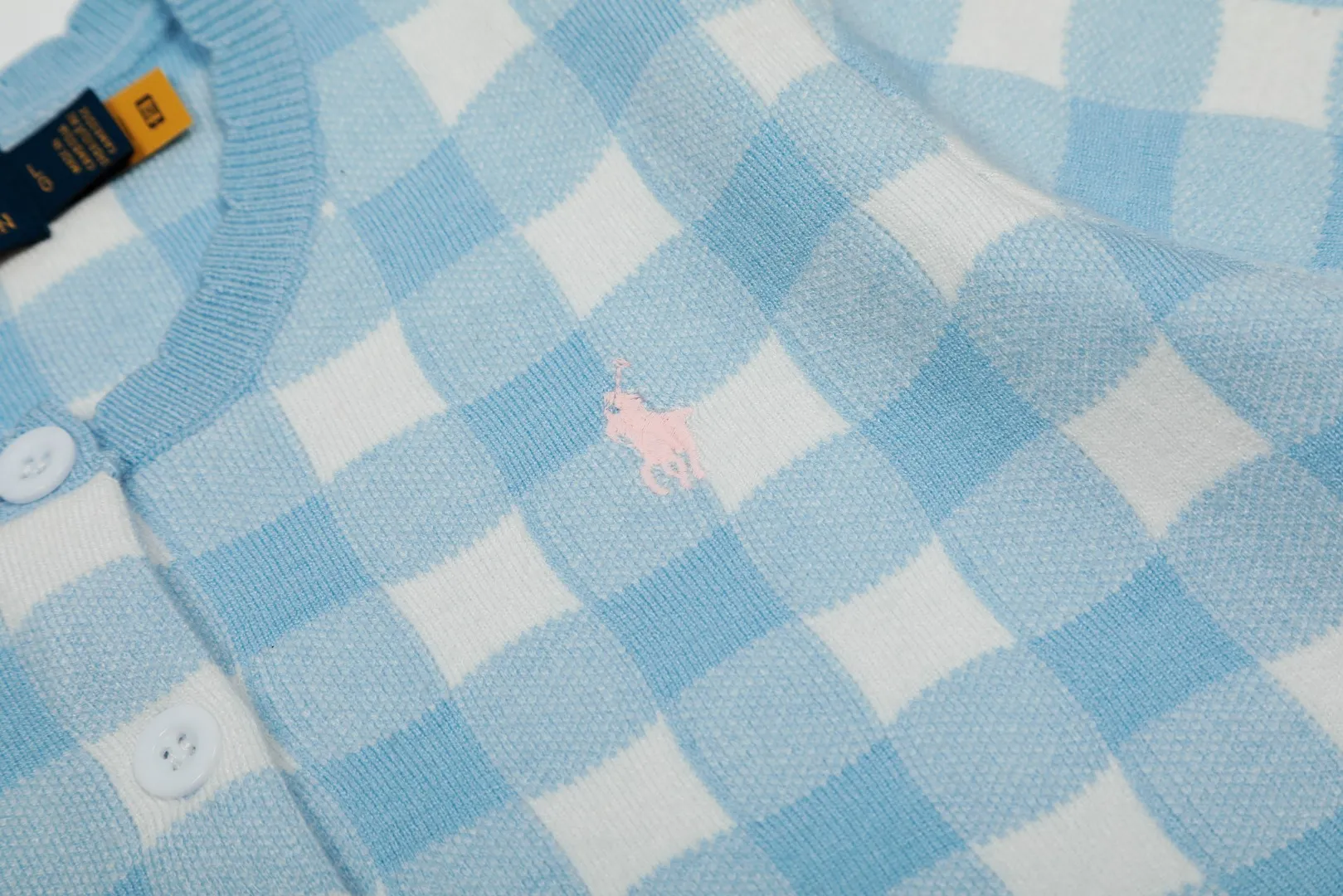 P166 💰 "Top quality" Style number: DS115# (on sale all year round) [Ralph Lauren plaid jacquard basic pony embroidered logo knitted cardigan short-sleeved] ✅Ralph Lauren all-match goddess style plain plaid knitted cardigan short-sleeved for all seasons ✅Main provider of platform live broadcast Wholesale entities ✅ZP quality 1:1 version Scan the code to enter the GF website Counter quality ✅Detailed quality The only one in Guangzhou Imported quality cotton yarn, focusing on high-end, cost-effective, good quality needless to say ✅The version restores the original version, loose, comfortable and stress-free, simple is high-end, classic is eternal, ✅The upper body is simple and easy to match, a must-have for goddess ootd. Good-looking clothes are never picky. A must-have in the goddess' wardrobe. Size: S-L Color: Navy Gray Yellow Pink Light Blue Red